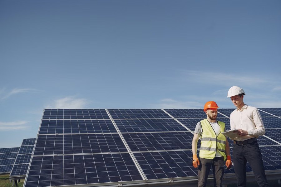 Técnicos revisando una instalación fotovoltaica