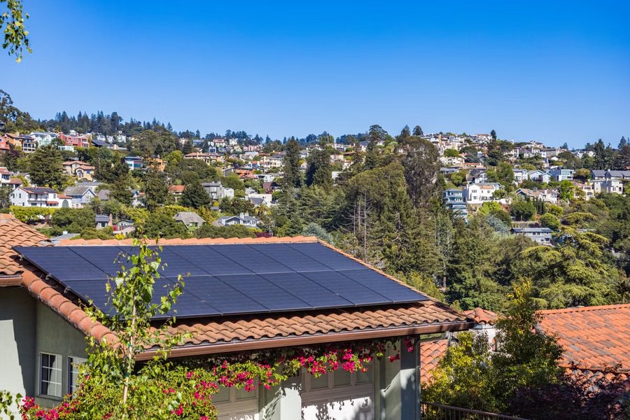Casa con paneles solares instalados en el techo