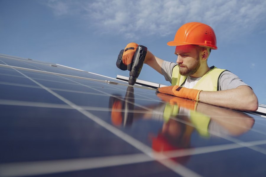 Instalación de un panel solar sobre el techo